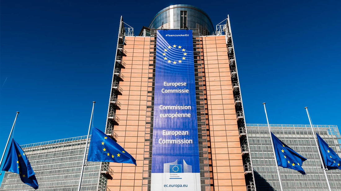 Comisión Europea recomendando expresamente que la verificación de edad se apoye en pruebas de conocimiento cero